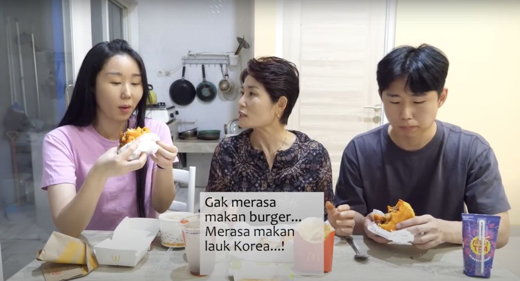 Orang Korea nyicip burger McD rasa Korean Spicy yang cuma ada di Indonesia