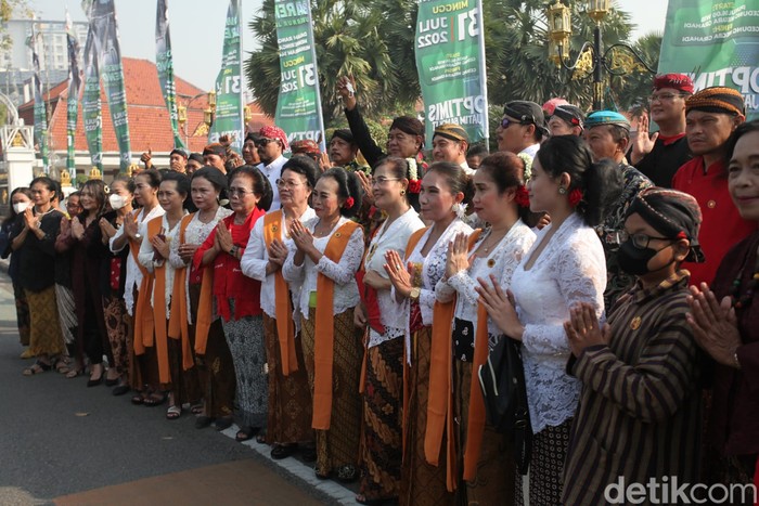 Tahun Baru Islam atau 1 Suro kerap diisi sejumlah kegiatan. Mulai dari melakukan syukuran, memberi sesaji hingga memandikan pusaka.