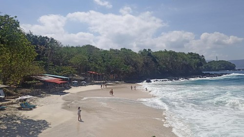 Pantai Bias Tugel di Desa Padangbai, Kecamatan Manggis, Kabupaten Karangasem, menjadi salah satu destinasi wisata terfavorit di Bali timur.