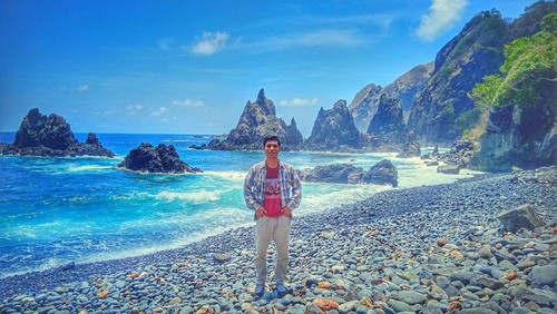 Pantai Piling di Lombok Barat cocok untuk tempat healing. Pantainya bersih, air jernih, pemandangan indah!