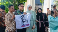 Pasangan Arie Untung dan Fenita Arie yang hadir turut mendoakan kelanggengan rumah tangga Mutiara Baswedan dan Ali Saleh Alhuraiby. 