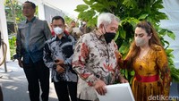 Artis senior Nia Zulkarnaen juga hadir ke resepsi pernikahan Mutiara Baswedan. Acara resepsi akan berakhir hari ini. 