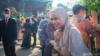 Shireen Sungkar diundang ke resepsi pernikahan Mutiara Baswedan di kawasan Ancol, Jakarta Utara, Minggu (31/7/2022). Ia hadir bersama suaminya Teuku Wisnu.