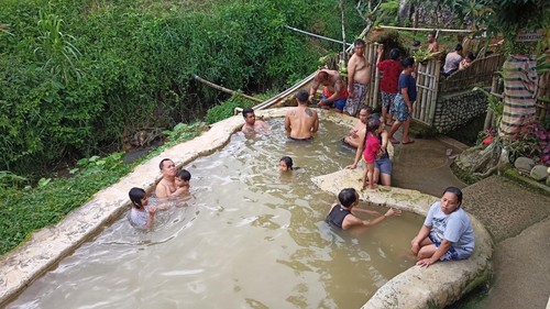 Para pengunjung berendam di salah satu kolam yang ada pada tempat rekreasi Yeh Panes Belulang, Desa Mengesta, Kecamatan Penebel, pada Minggu (31/7/2022) sore.