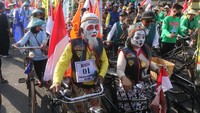 Peserta berkostum unik mengikuti kegiatan Parade Sepeda Tua Nusantara di Gor Jayabaya, Kota Kediri, Jawa Timur, Minggu (31/7/2022).