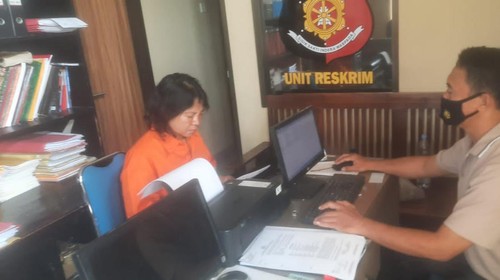 Pelaku penggelapan mobil sewaan yang ditangkap dan menjalani pemeriksaan oleh petugas Polsek Kediri.