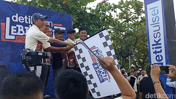 Pelepasan peserta jalan sehat launching detikSulsel