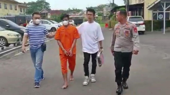 Pelaku pembunuh Kades di Tulung Selapan saat akan salat ditangkap. Foto. Prima Syahbana/detikSumut