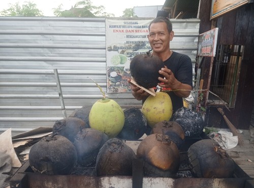 Pemilik Warung Kelapa Bakar Teduh, Ketut Marianta (50), ketika ditemui detikBali pada Minggu (31/7/2022), di Warung Kelapa Bakar Teduh, Jalan Tukad Badung No 8B Denpasar, Bali.