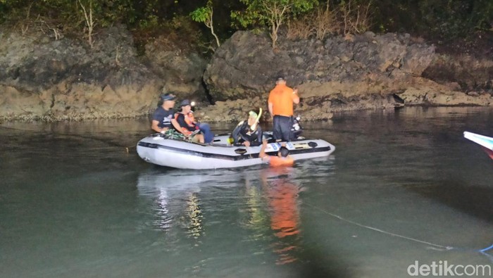 Pencarian korban di Sungai Grindulu Pacitan