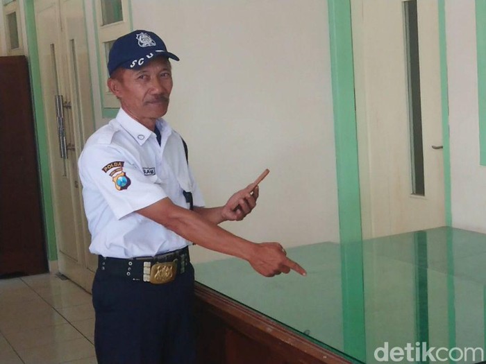 Seorang satpam proyek pembangunan RSUD Campurdarat, Tulungagung menemukan bayi perempuan yang dibuang di teras rumah sakit. Bayi diduga baru berumur tiga hari.