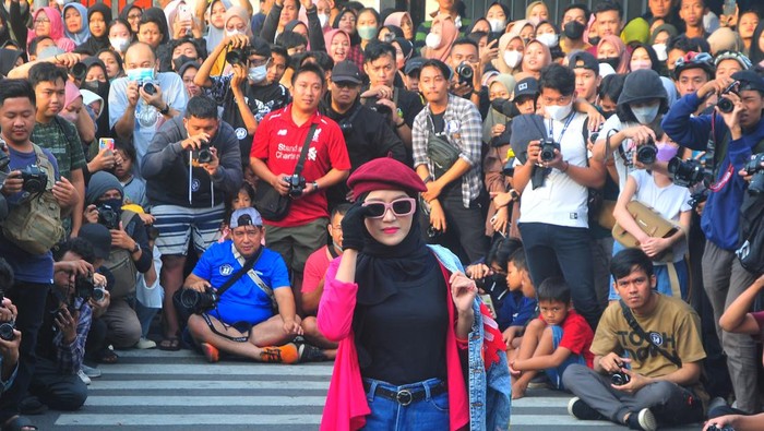 PERAGAAN BUSANA DI ZEBRA CROSS Peserta berjalan memperagakan busana dalam Muria Fashion Week 2022 yang digelar