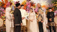 Pada resepsi hari Minggu, deretan tokoh yang hadir belum berhenti. Hari ini, ada Gubernur Jawa Tengah Ganjar Pranowo yang hadir di resepsi pernikahan putri Anies Baswedan (tangkapan layar Instagram)