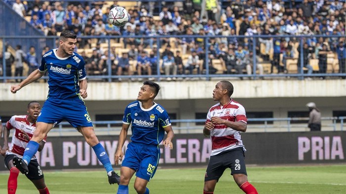 Pesepak bola Persib Bandung Nick Kuipers (kedua kiri) menyundul bola dibayangi Rachmat Irianto (kedua kiri) dan pesepak bola Madura United Pedro H (kanan) saat pertandingan BRI Liga 1 di Stadion Gelora Bandung Lautan Api, Bandung, Jawa Barat, Sabtu (30/7/2022). ANTARA FOTO/M Agung Rajasa/hp.