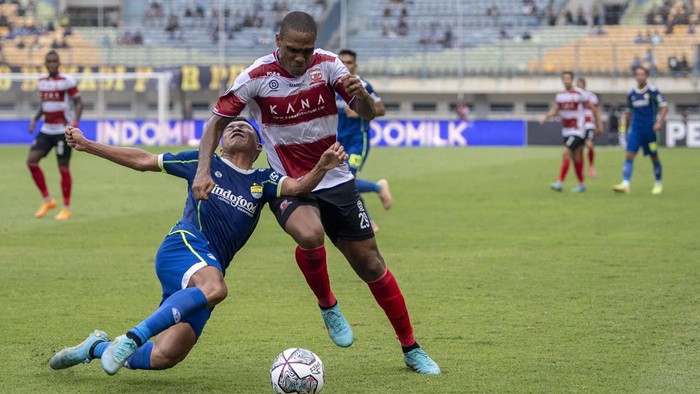 Pesepak bola Persib Bandung Erwin Ramdani (kiri) berebut bola dengan pesepak bola Madura United Pedro H (kanan) saat pertandingan BRI Liga 1 di Stadion Gelora Bandung Lautan Api, Bandung, Jawa Barat, Sabtu (30/7/2022). ANTARA FOTO/M Agung Rajasa/hp.