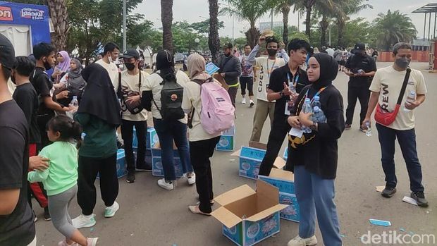 Peserta jalan sehat detikSulsel istirahat melepas dahaga.