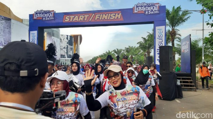 Peserta jalan sehat launching detikSulsel di Makassar.