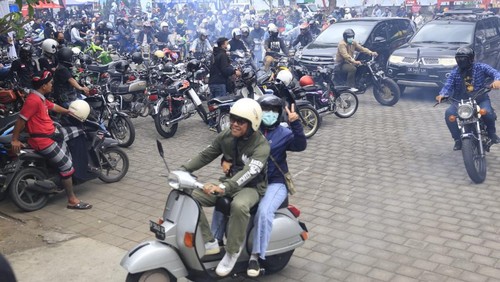 Peserta touring motor berkumpul di parkir Pura Goa Lawah, Klungkung