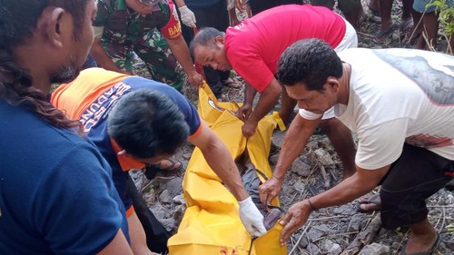 Proses evakuasi korban tewas kecelakaan jatuh dari tebing di Kuta Selatan, Badung, Bali, Minggu (30/7/2022).