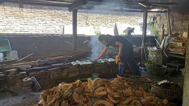 Proses memasak pepes ikan marlin Bu Ribu di Banjar Dinas Mendira, Desa Sengkidu, Kecamatan Manggis, Kabupaten Karangasem.