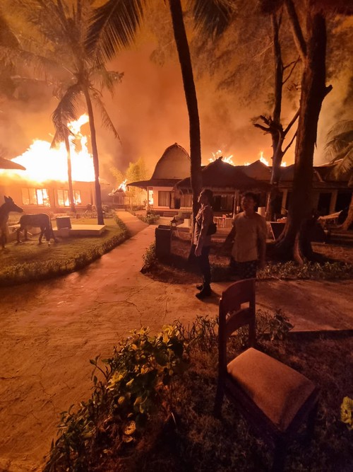 Puluhan kamar Hotel Jambuluwuk Oceano di Gili Trawangan, Desa Gili Indah, Kecamatan Pemenang, Kabupaten Lombok Utara, Nusa Tenggara Barat (NTB), ludes terbakar, Sabtu malam (30/7/2022).
