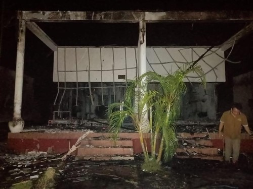 Puluhan kamar Hotel Jambuluwuk Oceano di Gili Trawangan Desa Gili Indah Kecamatan Pemenang Kabupaten Lombok Utara yang ludes terbakar, Sabtu malam (30/7/2022).