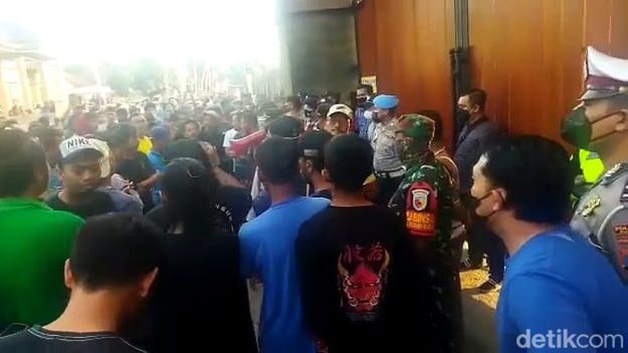 Ratusan warga demo di padepokan milik Gus Samsudin di Blitar