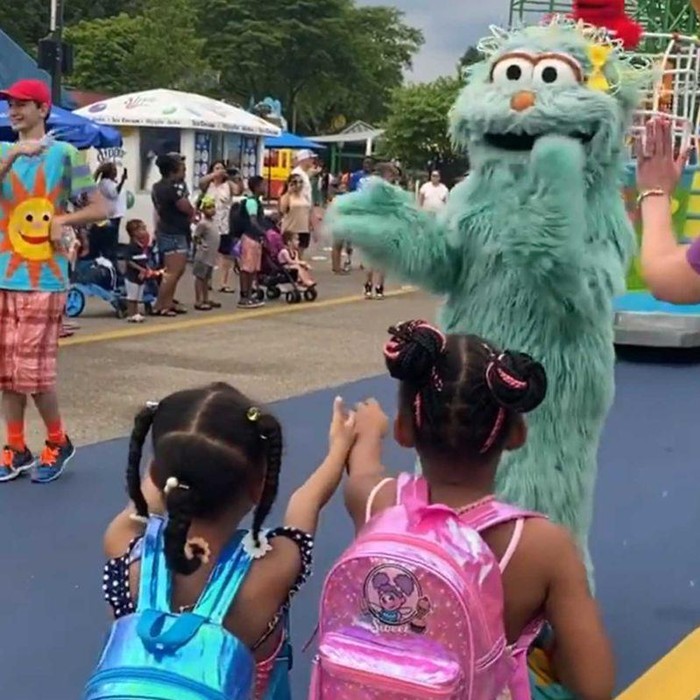 Tindakan rasisme dilakukan oleh Rosita, salah satu karakter kartun Sesame Street