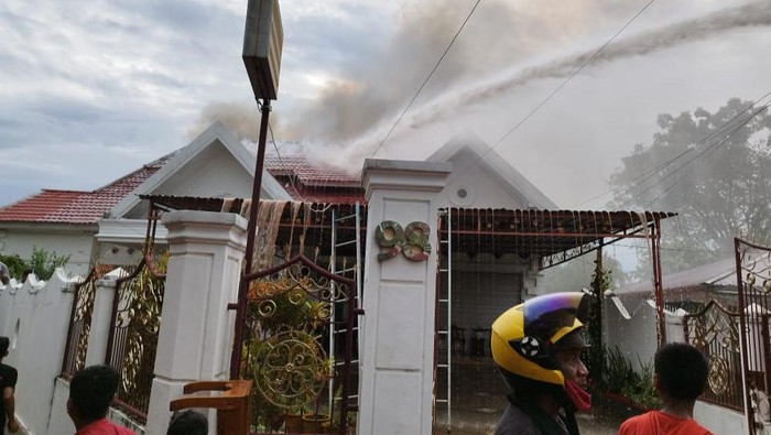 Rumah Arina, finalis Puteri Indonesia di Kolaka terbakar.