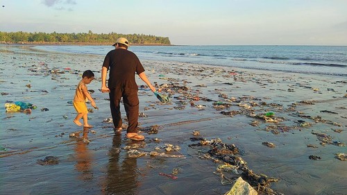 Sampah plastik berserakan di Pantai Banyubiru, Kecamatan Negara, Kabupaten Jembrana, Bali, Minggu Sore (31/7/2022).