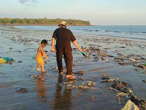 Lautan Sampah Berserakan di Pantai Banyubiru Usik Pengunjung