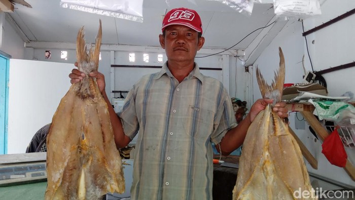 Sariman (53), produsen ikan asin jambal roti di Pangandaran