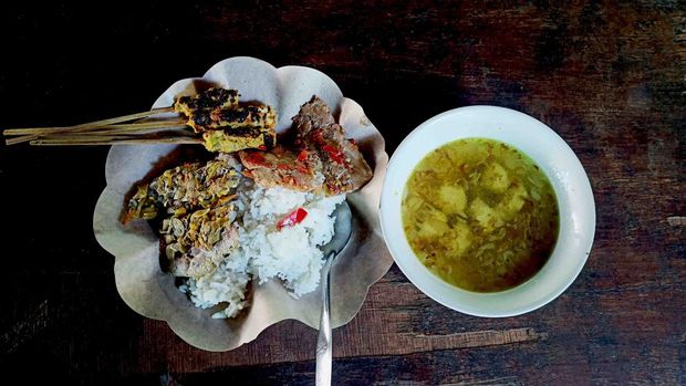 Satu porsi pepes ikan marlin milik Bu Ribu yang sudah melegenda sejak tahun 1950. Ini salah satu kuliner legendaris khas Karangasem, Bali.