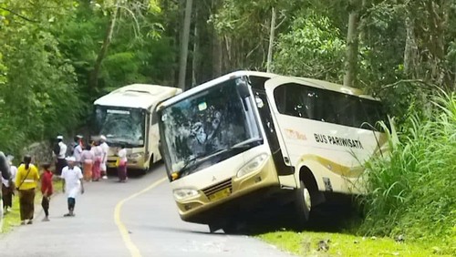 Sebuah bus yang mengantar rombongan meajar-ajar ke Pura Agung Besakih terperosok lantaran tak kuat nanjak di Rendang, Karangasem, Minggu (31/7/2022) sore.
