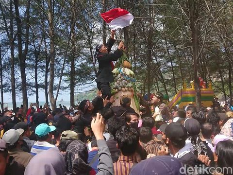 Masyarakat di kawasan Pantai Gemah dan Bayem, Tulungagung menggelar Gerebek Sura dengan sedekah bumi. Warga dan pengunjung saling berebut tumpeng agung.
