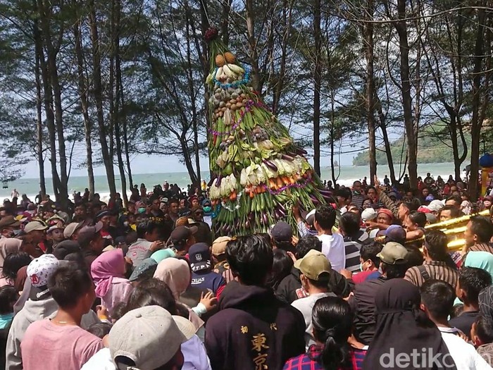 Masyarakat di kawasan Pantai Gemah dan Bayem, Tulungagung menggelar Gerebek Sura dengan sedekah bumi. Warga dan pengunjung saling berebut tumpeng agung.