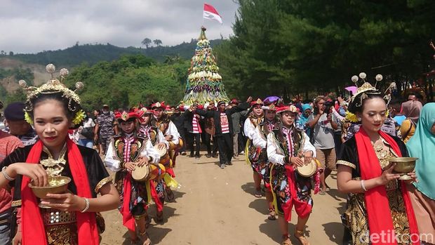 Masyarakat di kawasan Pantai Gemah dan Bayem, Tulungagung menggelar Gerebek Sura dengan sedekah bumi. Warga dan pengunjung saling berebut tumpeng agung.
