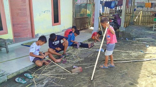 Sejumlah anak di Banjar Pebuahan, Desa Banyubiru, Kecamatan Negara, Jembrana, membuat sendiri layang-layang, Minggu (31/7/2022)
