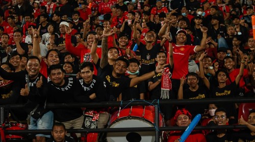 Semeton saat mendukung tim kebanggaannya, Bali United