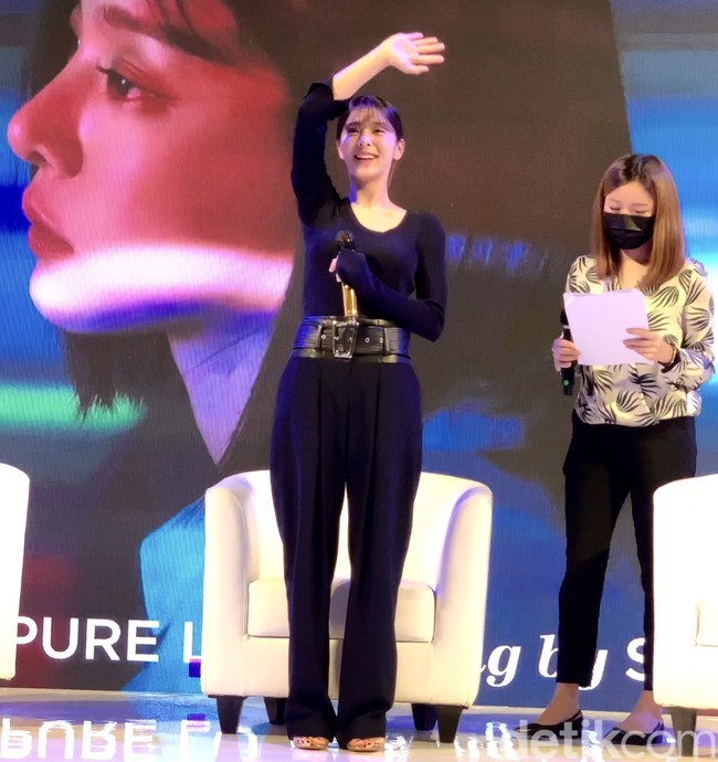 Begitu naik ke atas panggung, Seol In Ah melambaikan tangan kepada penggemar yang memadati Central Park Mall. “Apa kabar! Aku Seol In Ah. Aku cinta kalian,” ucapnya disambut teriakan penggemar. Foto: dok. R Chairini Putong/Wolipop