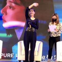 Begitu naik ke atas panggung, Seol In Ah melambaikan tangan kepada penggemar yang memadati Central Park Mall. “Apa kabar! Aku Seol In Ah. Aku cinta kalian,” ucapnya disambut teriakan penggemar. Foto: dok. R Chairini Putong/Wolipop