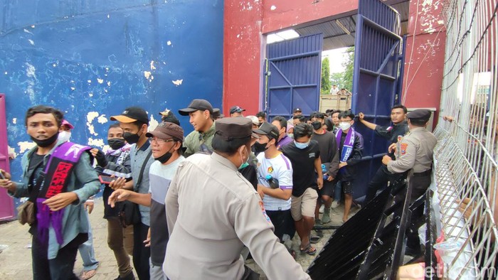 Suporter di Stadion Brawijaya Kediri
