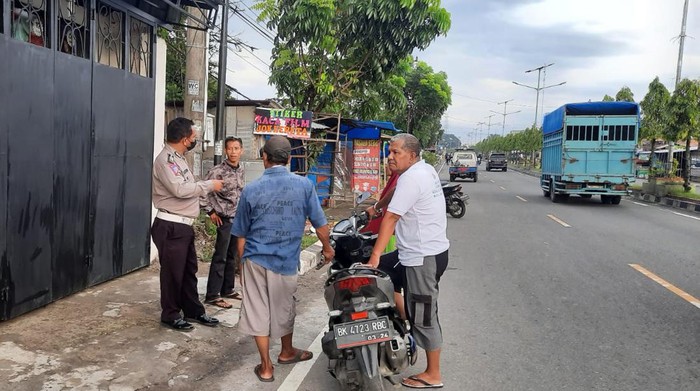 Personel Polres Binjai meminta keterangan warga terkait tabrak lari. Istimewa