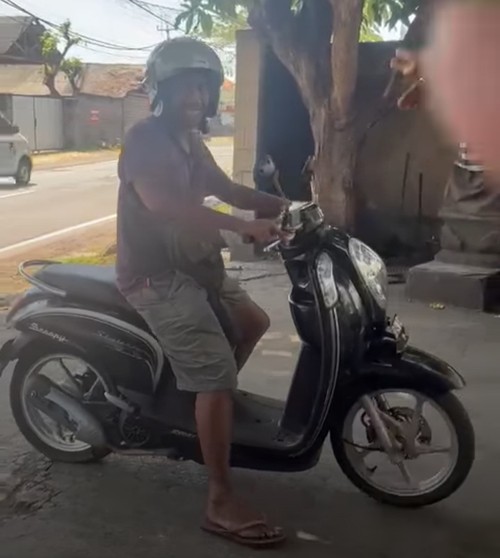 Tangkapan layar peristiwa perempuan dipeluk pria tak dikenal yang viral di Buleleng.