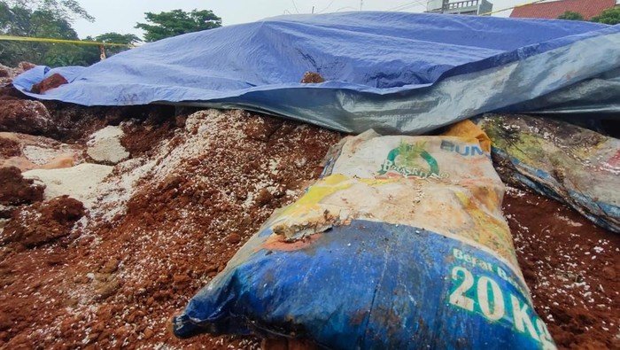 Temuan berkarung-karung beras di tanah lapang wilayah Tirtajaya (Dwi Rahmawati-detikcom)