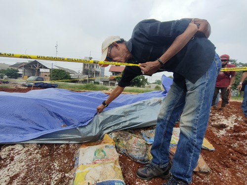 Temuan berkarung-karung beras di tanah lapang wilayah Tirtajaya (Dwi Rahmawati-detikcom)