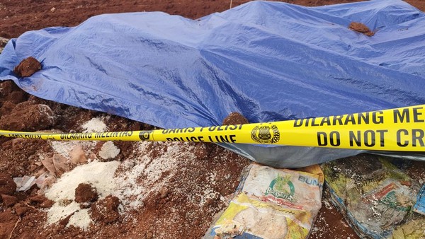 Potret Berkarung-karung Beras Kita Membusuk Dikubur di Depok
