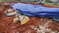 Tidak hanya membusuk, beras-beras tersebut telah mengeluarkan bau tak sedap. Lokasi temuan beras itu terlihat dipasang garis polisi.