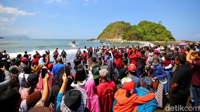 Setelah sempat digelar terbatas selama dua tahun akibat pandemi COVID-19, masyarakat pesisir di kawasan Pantai Lampon, Kecamatan Pesanggaran, Banyuwangi kembali menggelar tradisi petik laut secara meriah, Sabtu (30/7/2022).