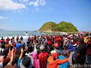 Tradisi Petik Laut Lampon Banyuwangi Kembali Digelar Meriah
